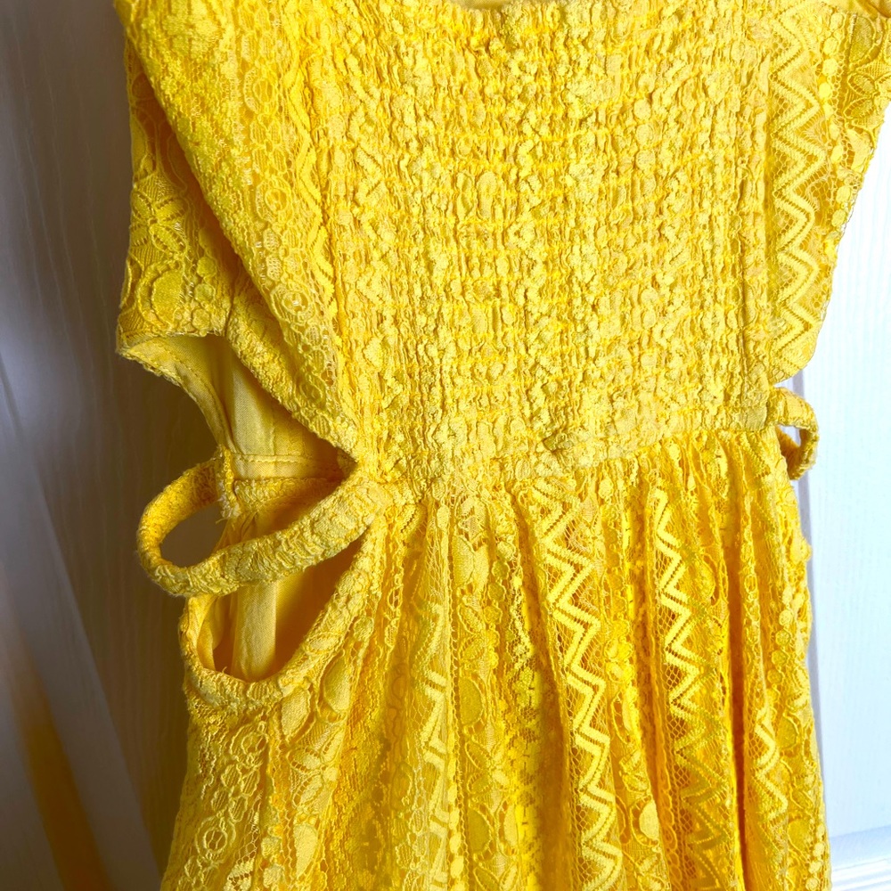 Yellow Lace Hollister Dress with Side Cut Outs - Picture 7 of 12